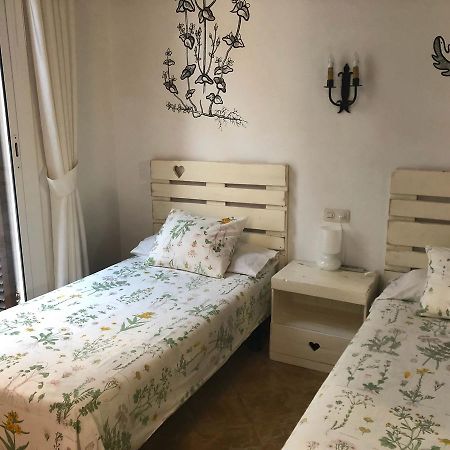 Hostal Parellades Сіджас Екстер'єр фото