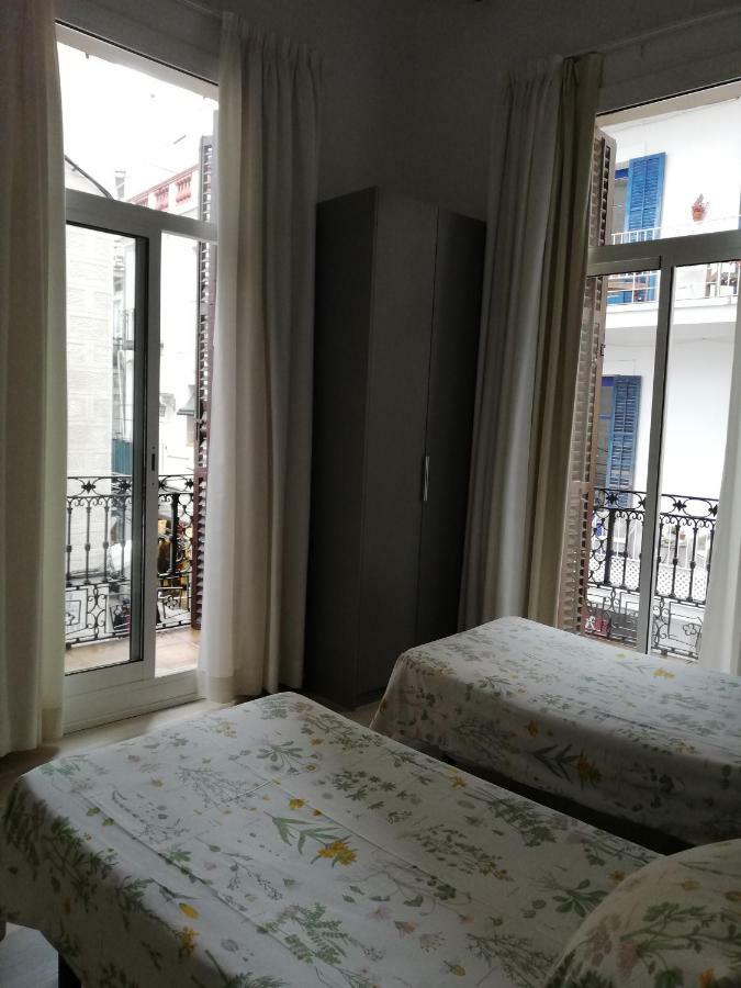 Hostal Parellades Сіджас Екстер'єр фото